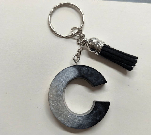 Porte clés initiale "C" noir et blanc nacré 