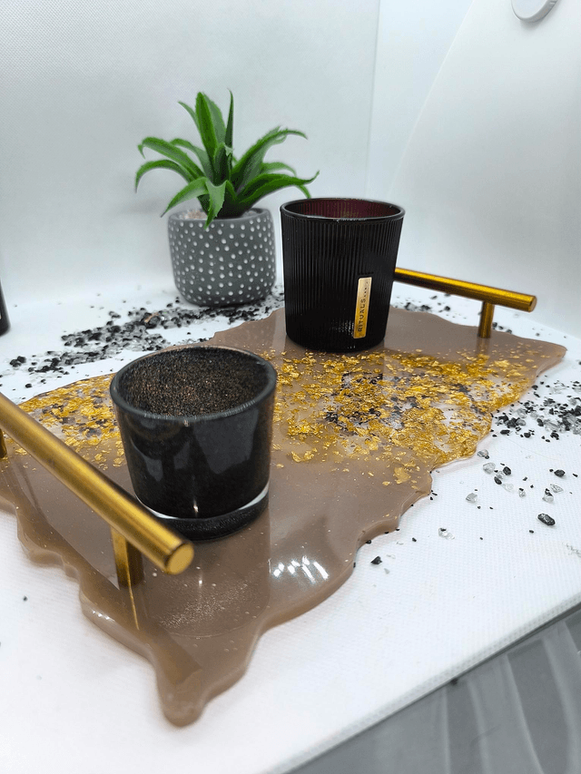 Grand plateau avec poignées dorées couleur taupe et feuilles d'or 