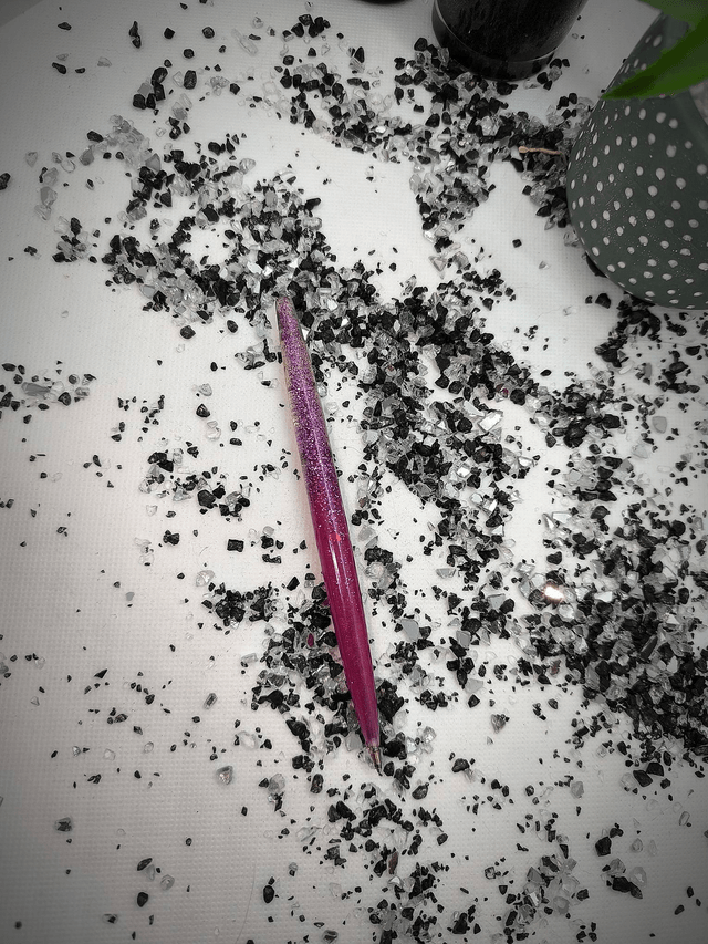 Crayon bicolore rose fuschia et paillettes mauve (encre noire)