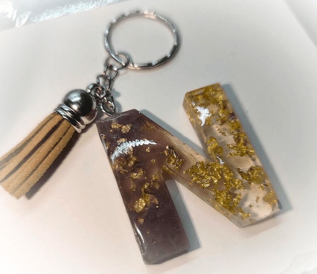 Porte clés initiale "N" marron et feuilles d'or 