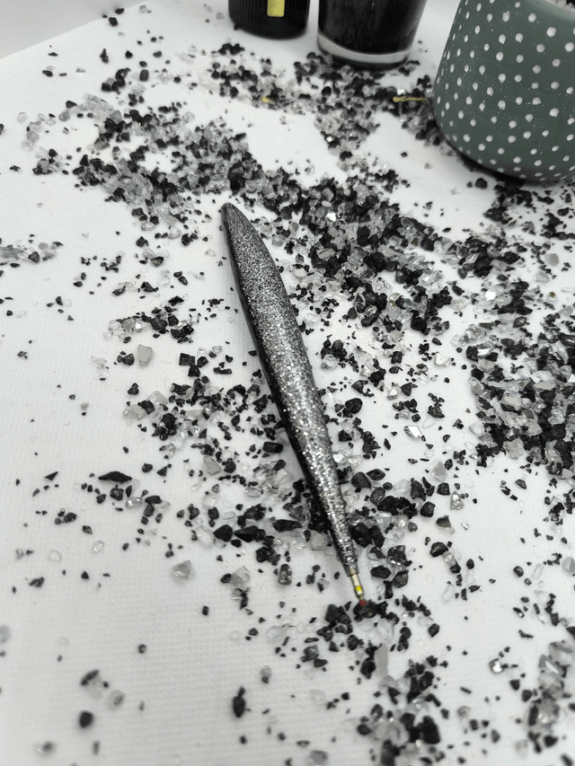 Crayon noir à paillettes argentées (encre noire)