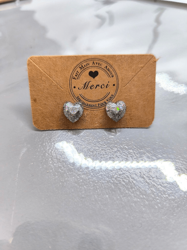 Petites boucles d'oreilles coeur argenté holographique 