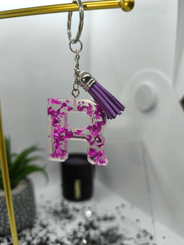 Porte clés initiale "R" feuilles rose fuschia 