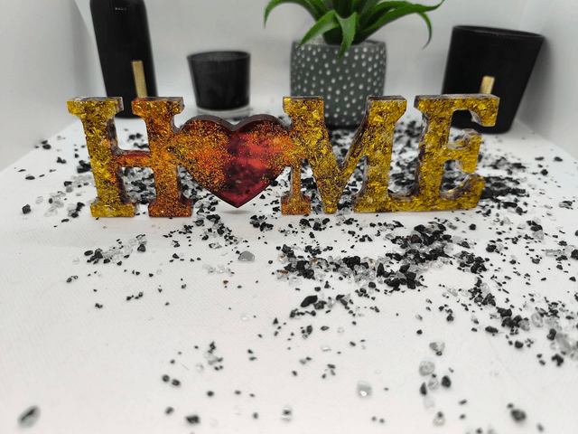 Décoration "HOME" paillettes dorée, rouge et pétales de rose 