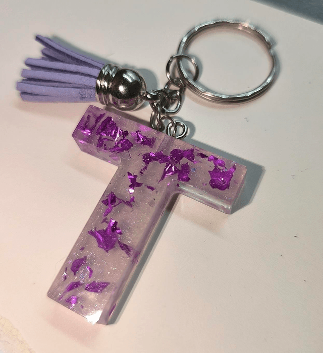 Porte clés initiale "T" mauve nacré et feuilles fuschia 