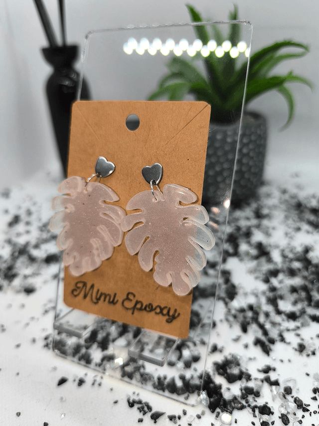 Boucles d'oreilles feuille blanc nacré et pétales de rose 