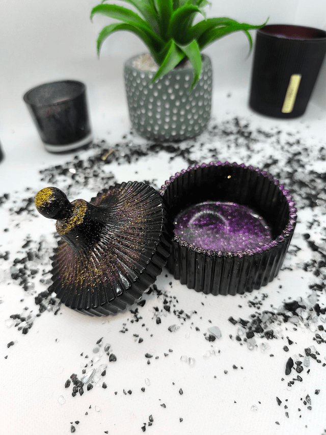 Boîte manège noire à paillettes mauve et dorée 