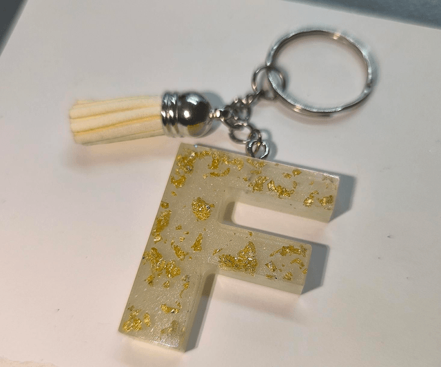 Porte clés initiale "F" blanc nacré et feuilles d'or 