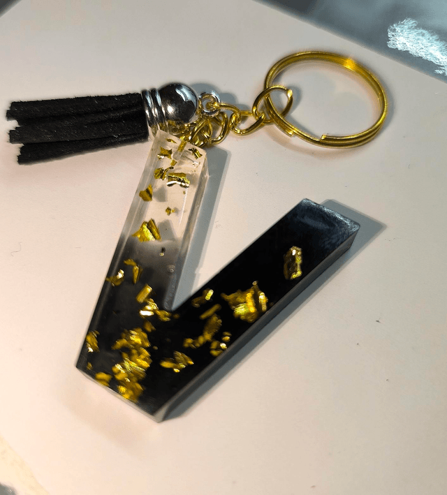 Porte clés initiale "V" noir et feuilles d'or 