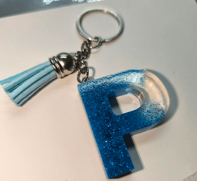 Porte clés initiale "P" transparent et bleu pailletté 