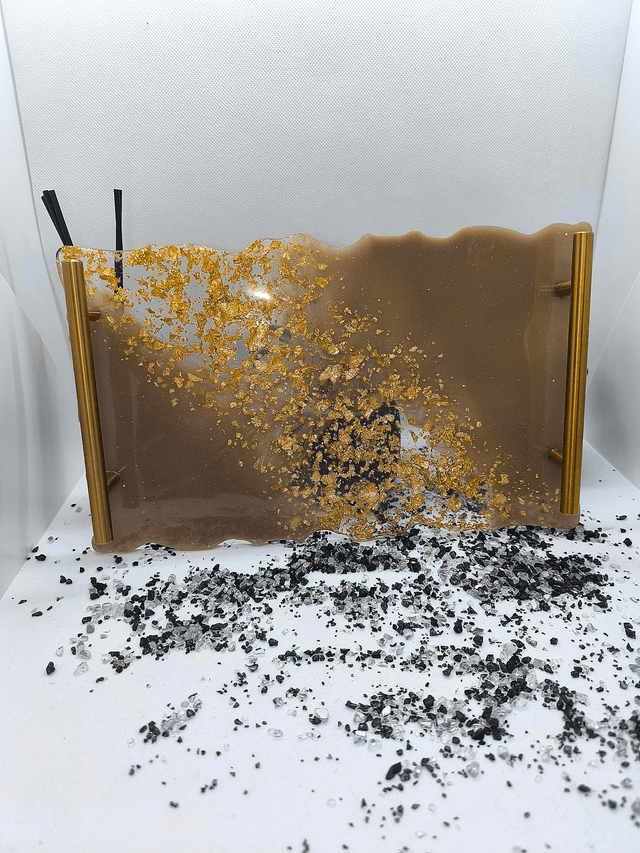 Grand plateau avec poignées dorées couleur taupe et feuilles d'or 