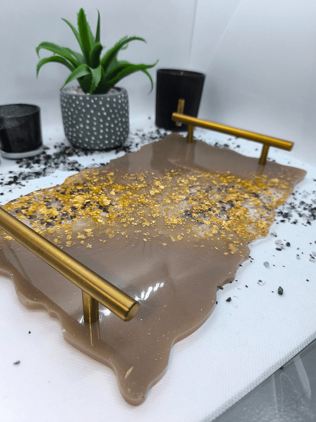 Grand plateau avec poignées dorées couleur taupe et feuilles d'or 