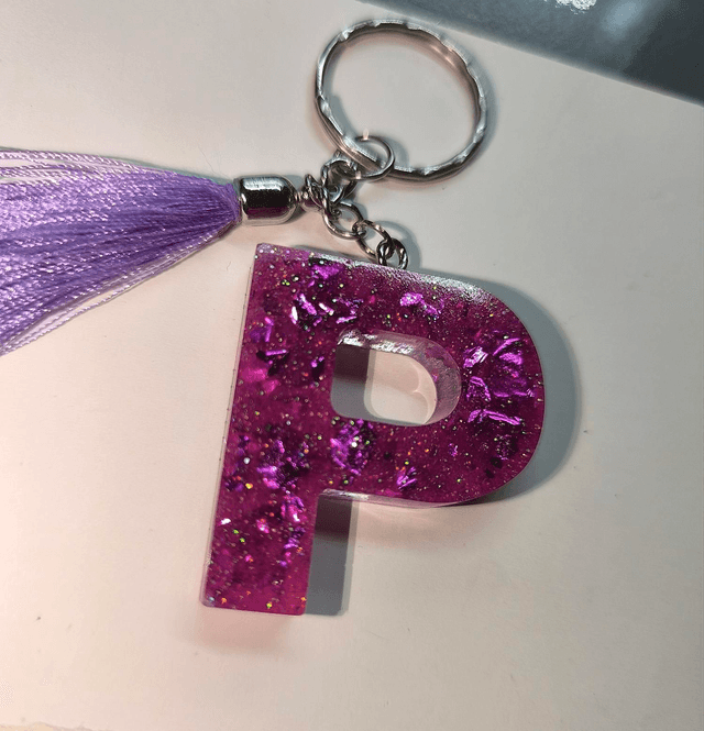 Porte clés initiale "P" pailleté rose et feuilles fuschia 