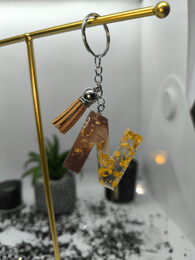 Porte clés initiale "N" marron et feuilles d'or 