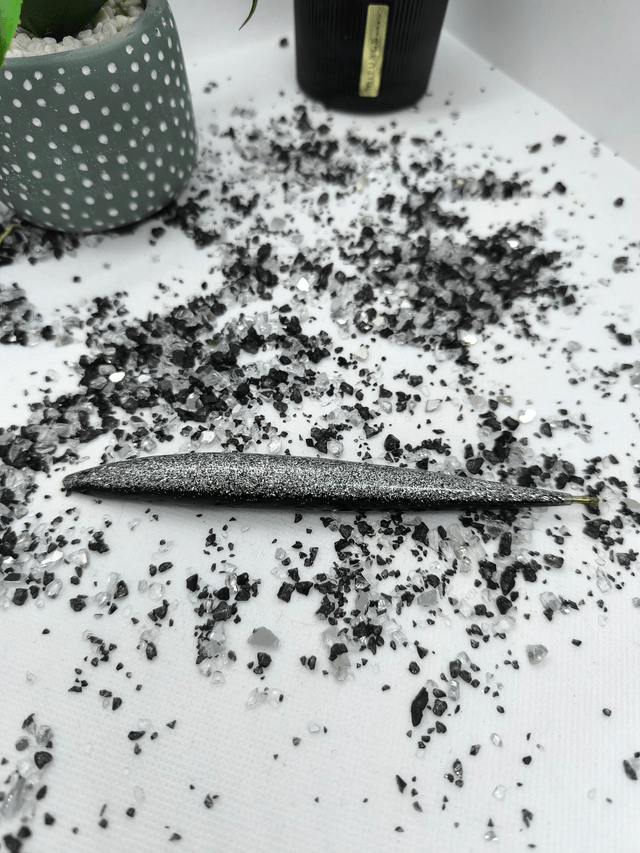 Crayon noir à paillettes argentées (encre noire)