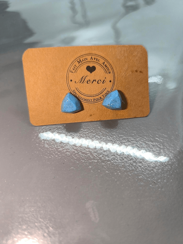 Petites boucles d'oreilles triangle bleu ciel pailletté 