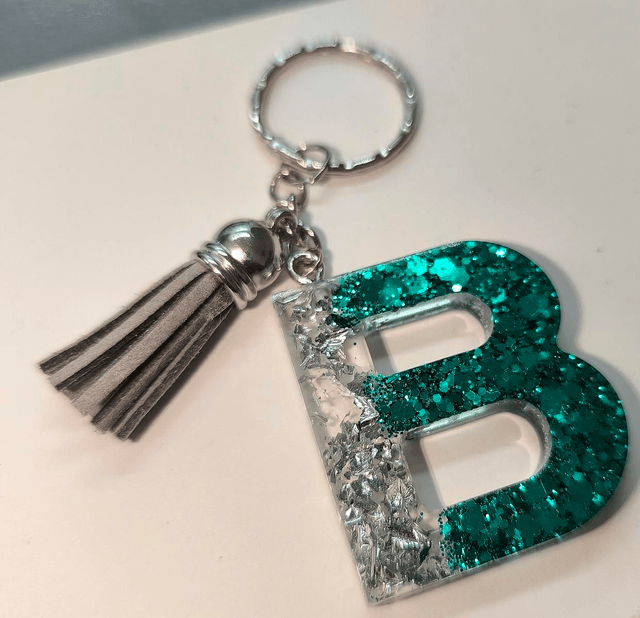 Porte clés initiale "B" bleu vert pailletté et feuilles argentées 