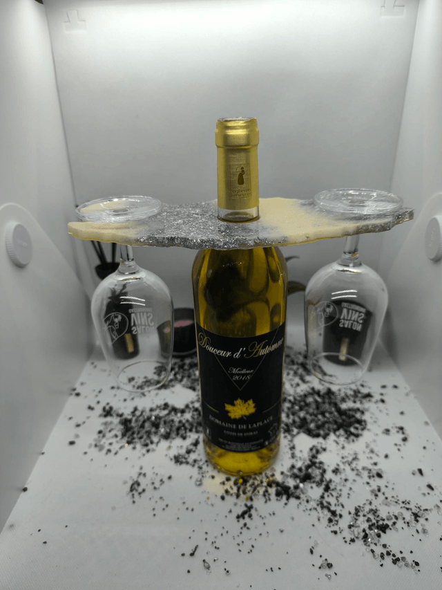 Support bouteille + verre blanc et feuilles argentées 