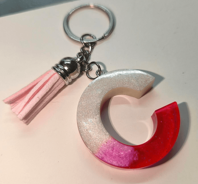 Porte clés initiale "C" blanc nacré et rose 