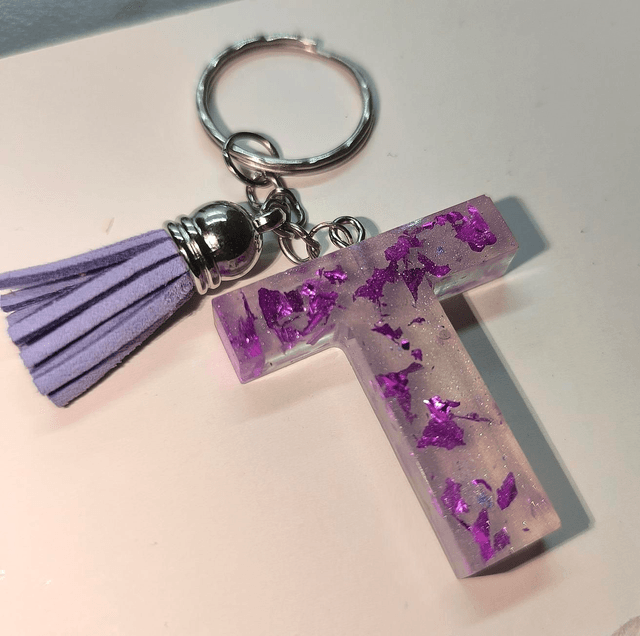 Porte clés initiale "T" mauve nacré et feuilles fuschia 