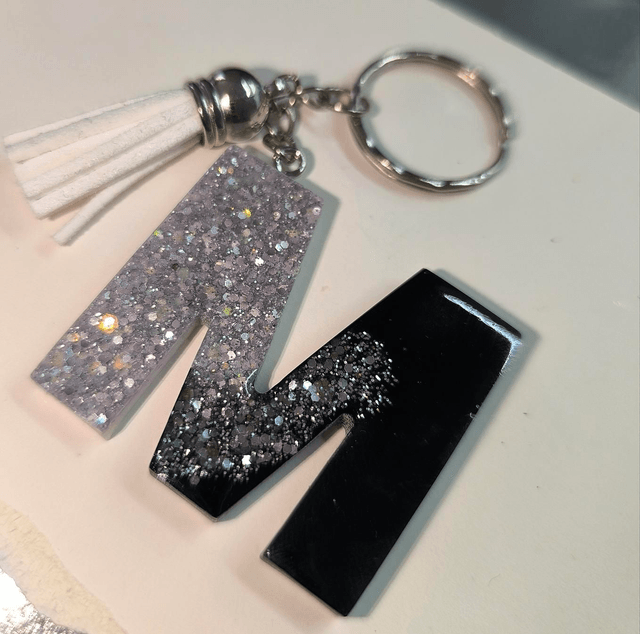 Porte clés initiale "M" noir paillettes argentées 
