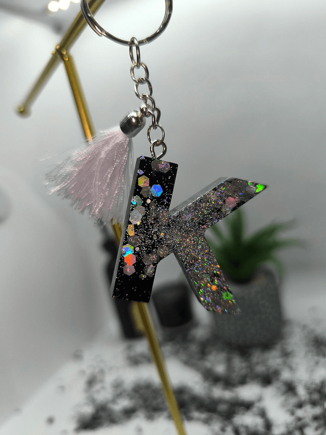 Porte clés initiale "K" noir et paillettes argentées holographique 