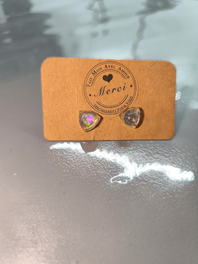 Petites boucles d'oreilles triangle holographique 