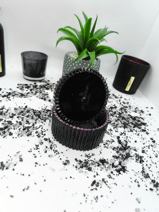 Boîte manège noire à paillettes mauve et dorée 