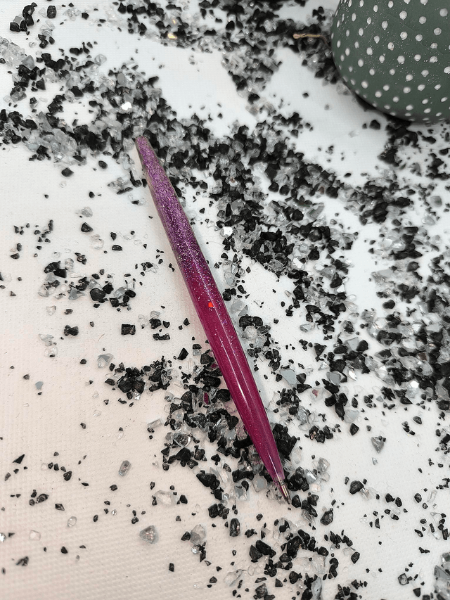 Crayon bicolore rose fuschia et paillettes mauve (encre noire)