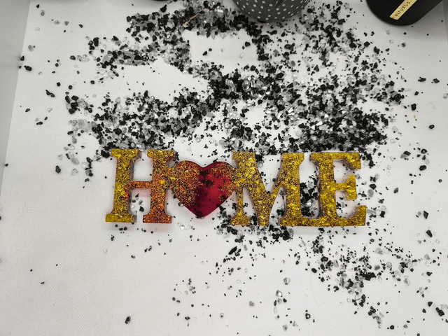 Décoration "HOME" paillettes dorée, rouge et pétales de rose 