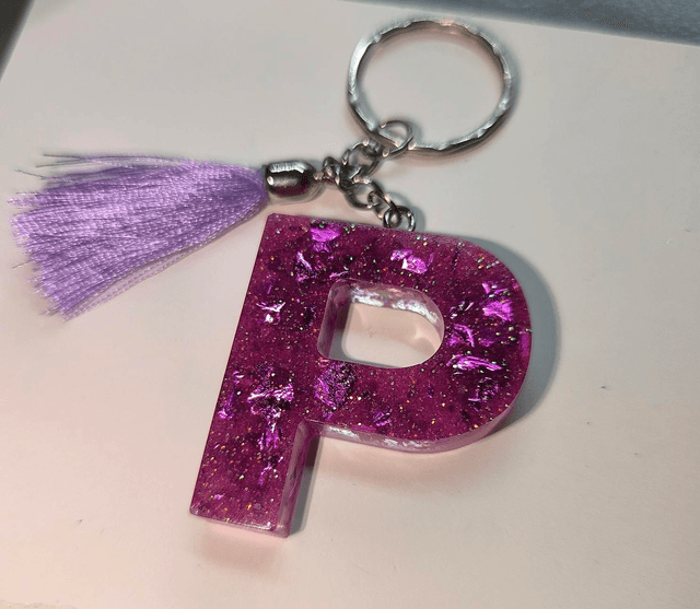 Porte clés initiale "P" pailleté rose et feuilles fuschia 