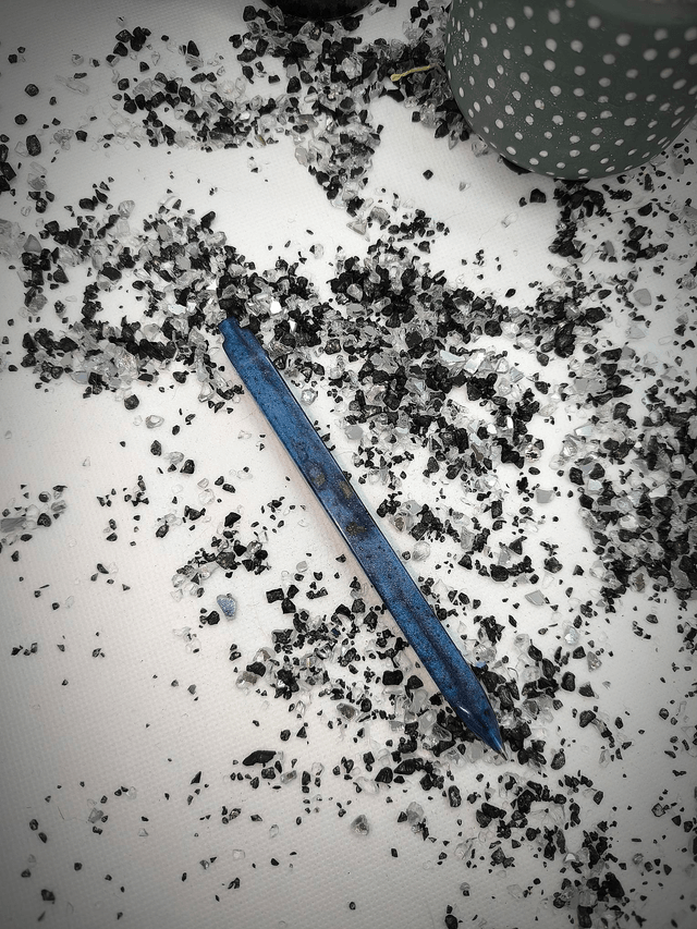 Crayon bleu nuit nacré incrusté de pétales de rose (encre noire)