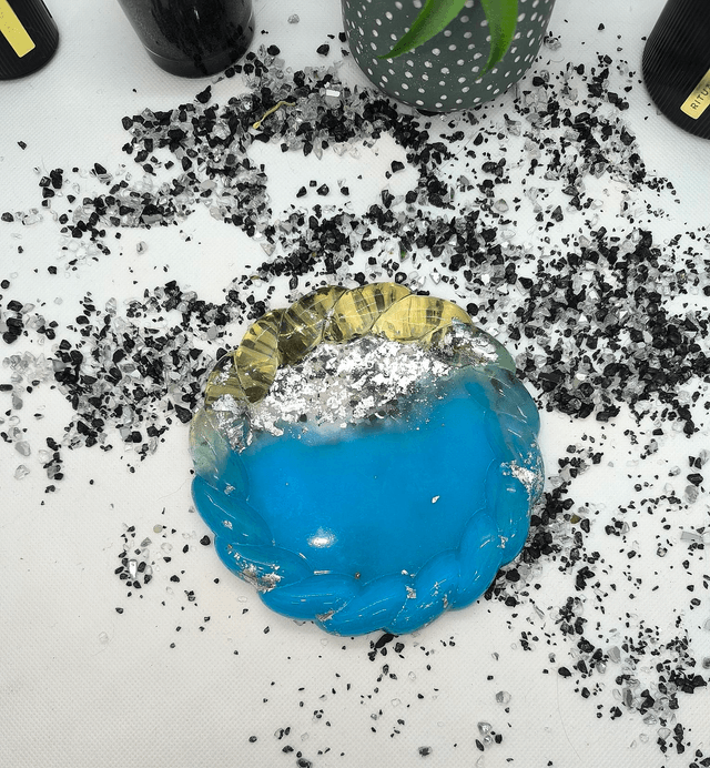 Plateau rond torsadé bleu et feuilles argentées 