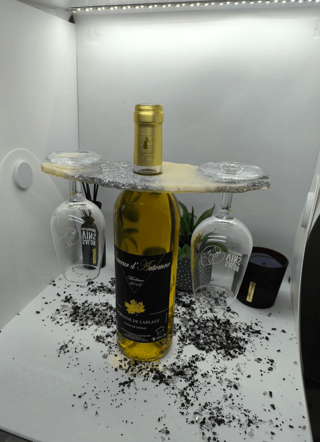 Support bouteille + verre blanc et feuilles argentées 