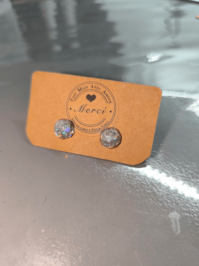 Petites boucles d'oreilles ronde argenté holographique 