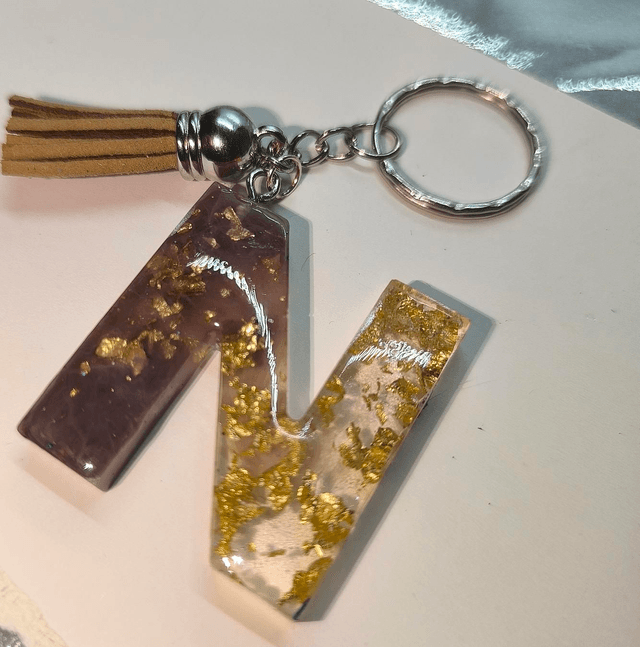 Porte clés initiale "N" marron et feuilles d'or 