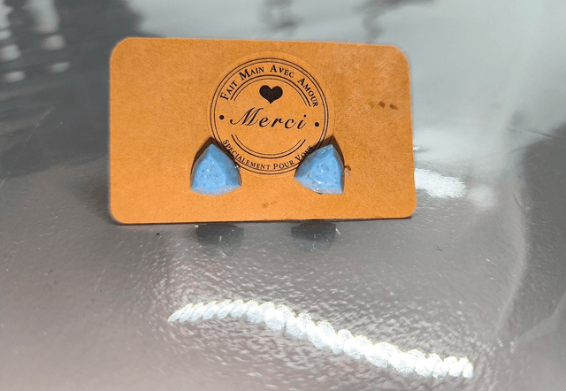 Petites boucles d'oreilles triangle bleu ciel pailletté 