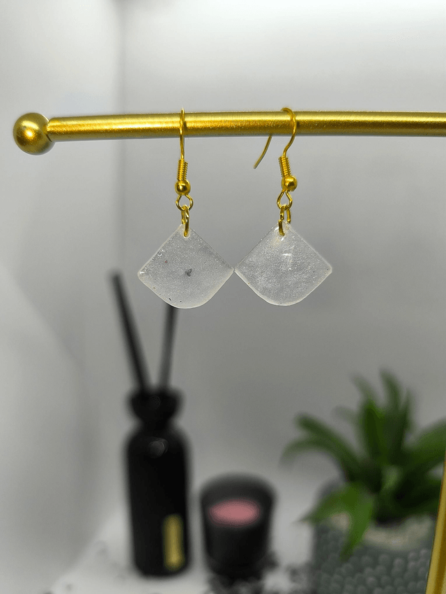 Boucles d'oreilles triangle blanc nacré 