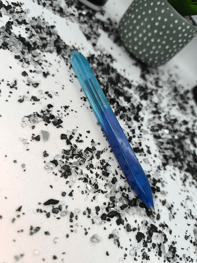 Crayon bicolore bleu nacré et bleu ciel (encre noire)
