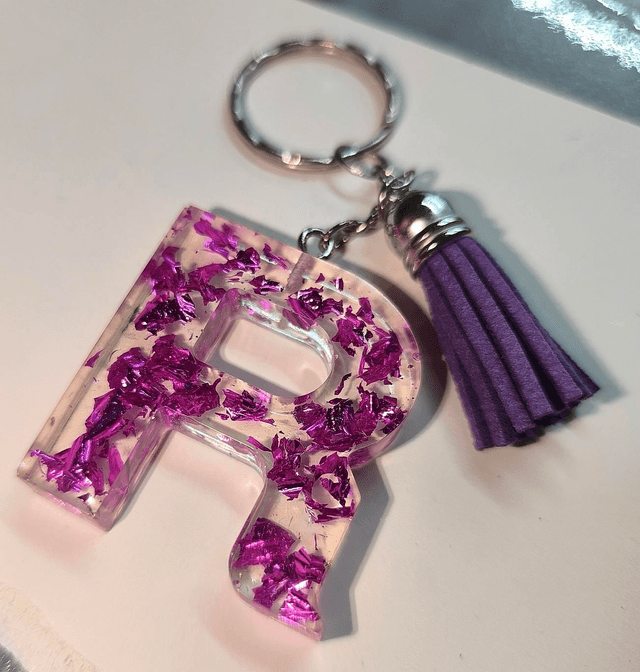 Porte clés initiale "R" feuilles rose fuschia 