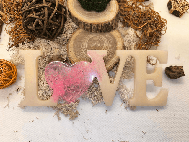 Décoration "LOVE" beige et rose pailletté 