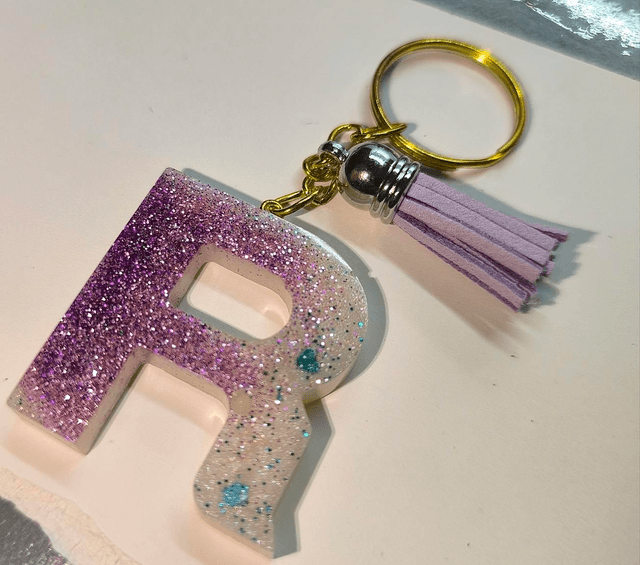 Porte clés initiale "R" blanc nacré et paillettes mauve 