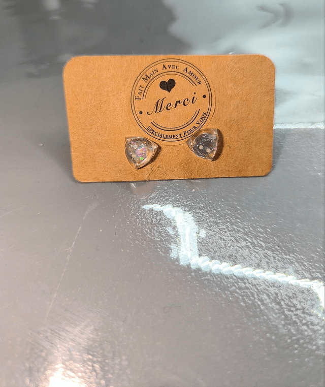 Petites boucles d'oreilles triangle holographique 