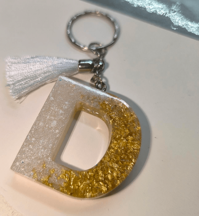 Porte clés initiale "D" blanc nacré et feuilles d'or 