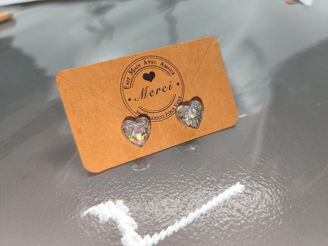 Petites boucles d'oreilles coeur argenté holographique 