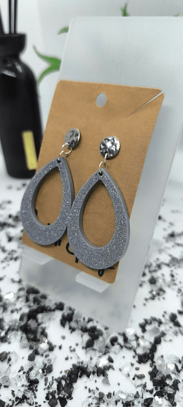 Boucles d'oreilles grise pailletée 