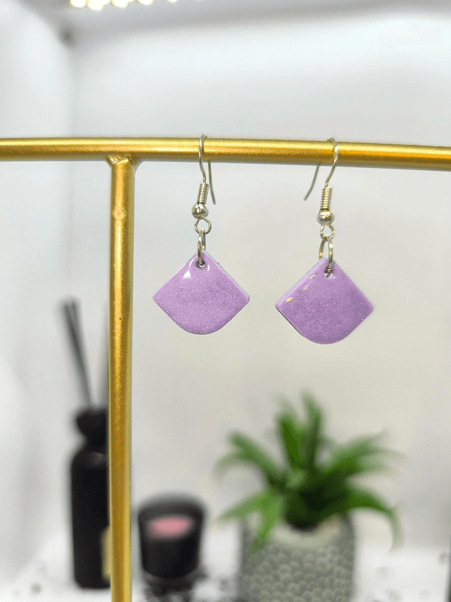Boucles d'oreilles triangle mauve nacré 