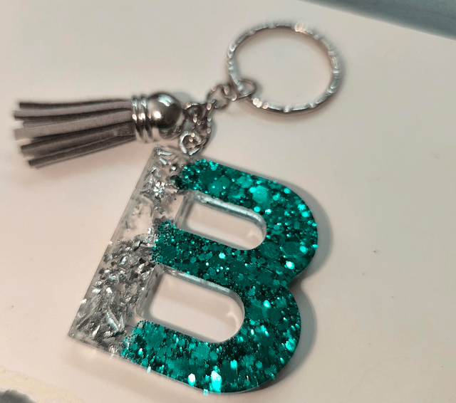 Porte clés initiale "B" bleu vert pailletté et feuilles argentées 