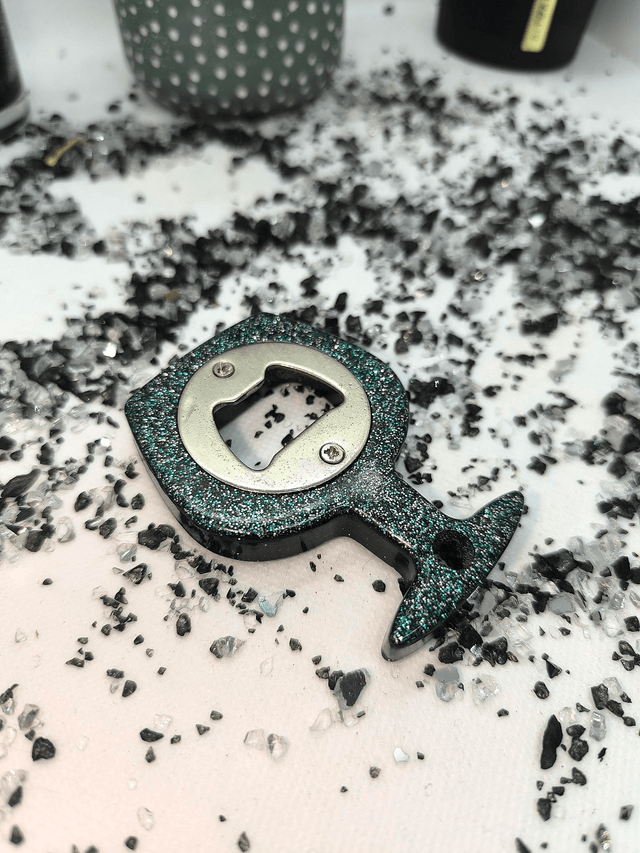 Décapsuleur verre à vin noir et paillettes argentées et bleu 