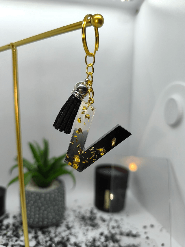 Porte clés initiale "V" noir et feuilles d'or 
